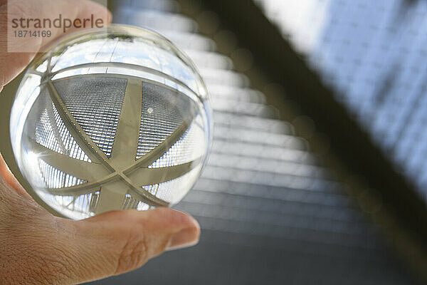 Handheld-Lensball mit architektonischen Details (Stahlträger)