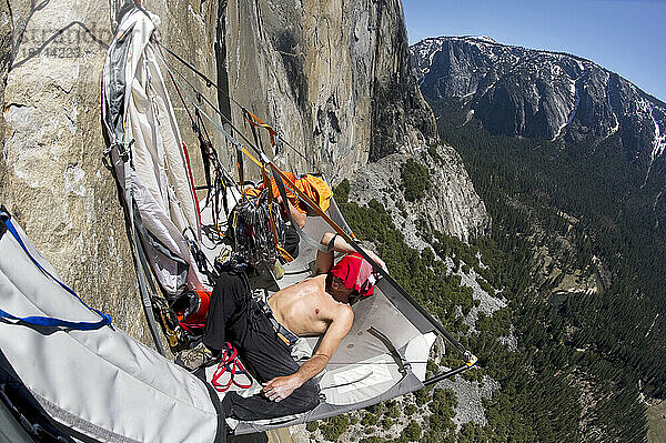 Zwei Männer ruhen auf einem Portaledge am El Cap im Yosemite-Nationalpark  Kalifornien.