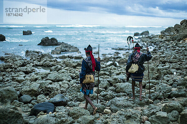 Schamanen stehen am Meer  Insel Sumba  Indonesien