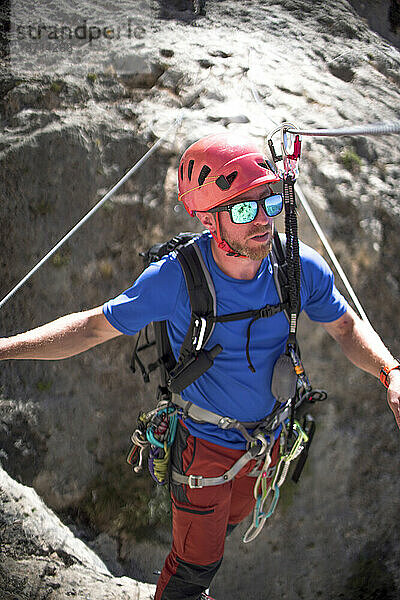 Klettersporttechniker prüfen den Zustand eines Klettersteiges