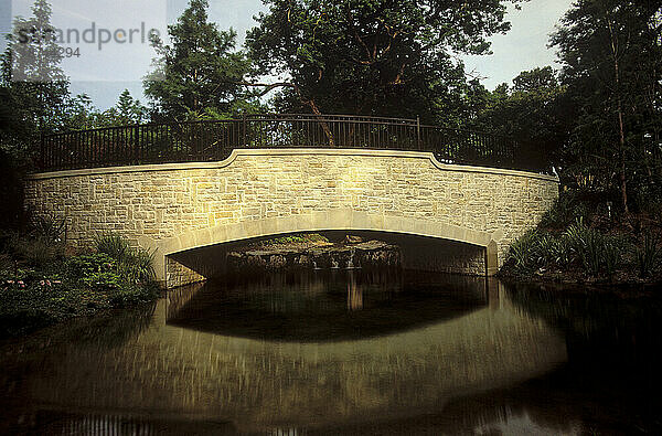 Steinbrücke des Arboretums.