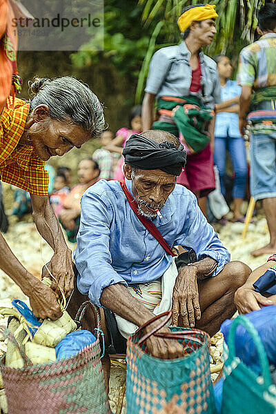 Ältere Menschen in Pasola  Insel Sumba  Indonesien