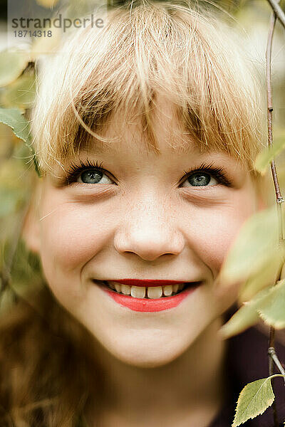 Porträt eines schönen rothaarigen Mädchens  das in die Kamera lächelt.