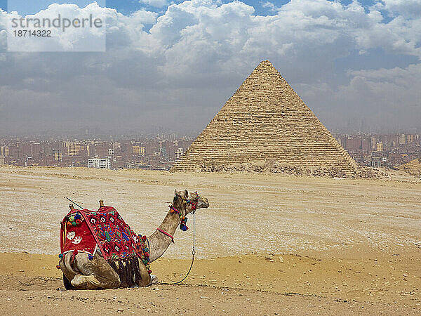 Ägyptische Pyramiden in Sandwüste und klarem Himmel