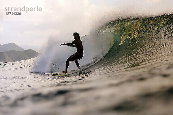 Surfer reitet Welle im Meer