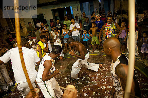 Der Berimbau gibt den Rhythmus bei einer Straßen-Capoeira-Roda in Salvador  Brasilien  vor.