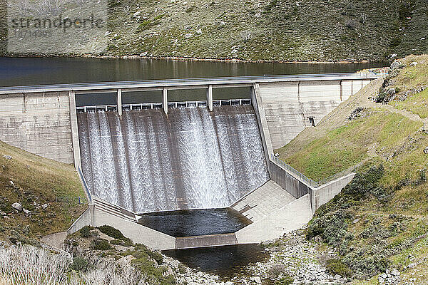 Der Gathega-Staudamm versorgt das Kraftwerk Guthega mit Wasser als Teil des Wasserkraftwerks Snowy Mountains in New South Wales  Australien.