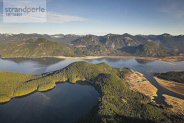 Luftaufnahme von Sayers und Stave Lakes  British Columbia  Kanada.