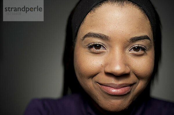 Studio-Nahaufnahmeporträt einer 21-jährigen afroamerikanischen Frau.