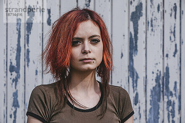 Porträt einer Punkfrau im Freien