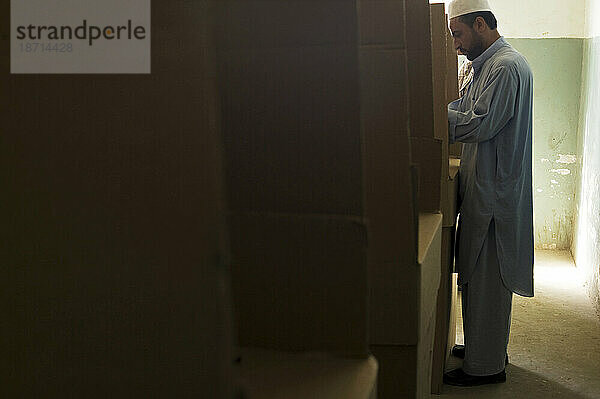 Ein Mann wählt am Tag der Präsidentschafts- und Provinzwahlen in Mazar-i Sharif  Afghanistan.