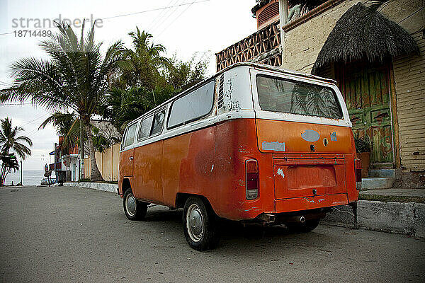 Ein orangefarbener Volkswagen-Transporter parkte auf der Straße in Sayulita  Mexiko.