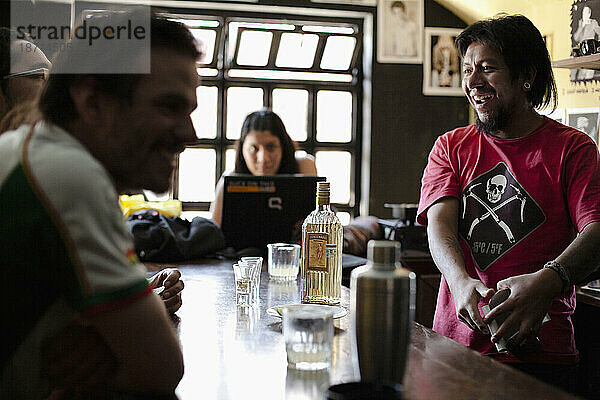 Freunde in einer Bar in Huaraz  Peru.