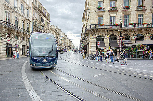 Bordeaux ist eine Hafenstadt an der Garonne im Département Gironde im Südwesten Frankreichs. Sie ist die Hauptstadt der Region Nouvelle-Aquitaine sowie die Präfektur Girond