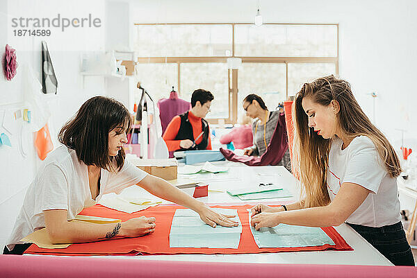 Modedesigner arbeiten im Designstudio