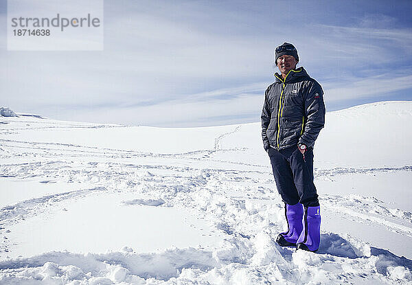 Jimmy Chin steht in einem großen Schneefeld im 17.000 Fuß hohen Camp an der West Buttress Route in Denali.