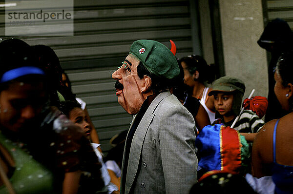 Ein Mann feiert die Karnevalszeit  während er in Caracas  Venezuela  eine Hugo-Chavez-Maske mit Teufelshorn trägt.