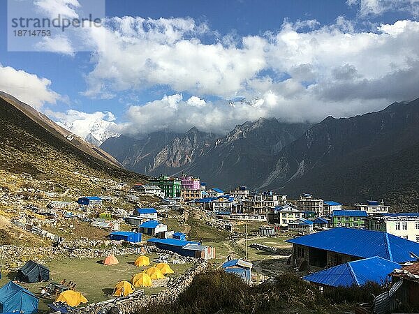 Blick auf die Bergstadt im Himalaya mit Wolken