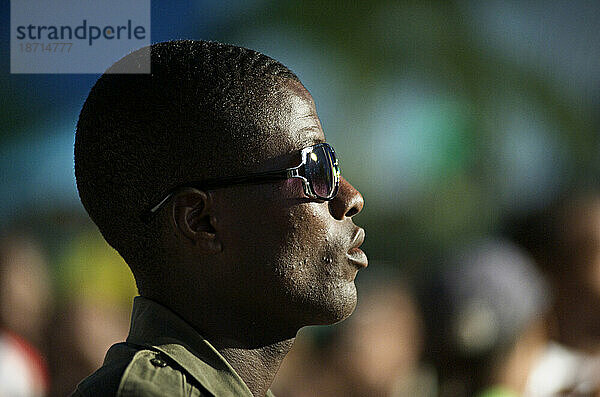 Ein Musikfan besucht einen Auftritt auf einem Reggae-Festival in Port-au-Prince  Haiti