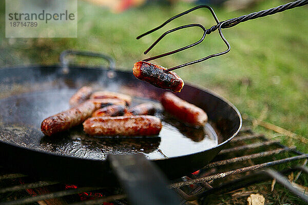 Bei einem unterhaltsamen Familienausflug in der Nähe von Ellingstring  North Yorkshire  England  Großbritannien  am 22. März 2009 werden Würstchen am Lagerfeuer gegrillt.