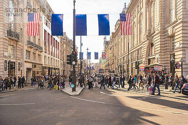 Piccadilly Street  Regent Street am Piccadilly Circus mit Menschenmassen