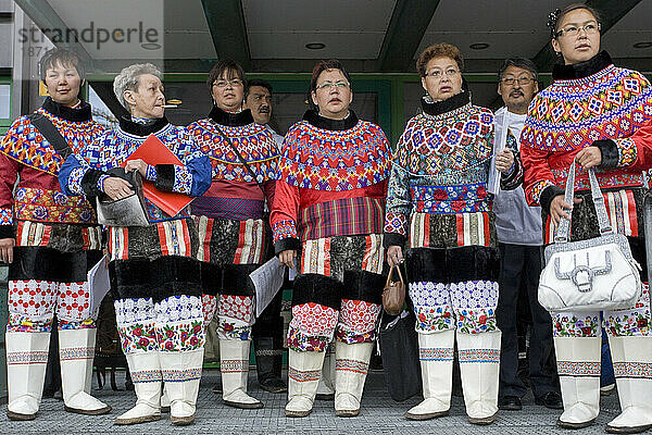 Menschen in traditioneller Tracht am Nationalfeiertag in Grönland  in Nuuk  Grönland.