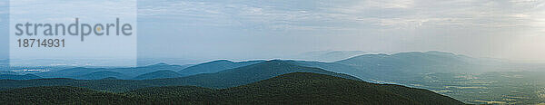 Ein Panoramablick auf eine weite Bergkette in Virginia.