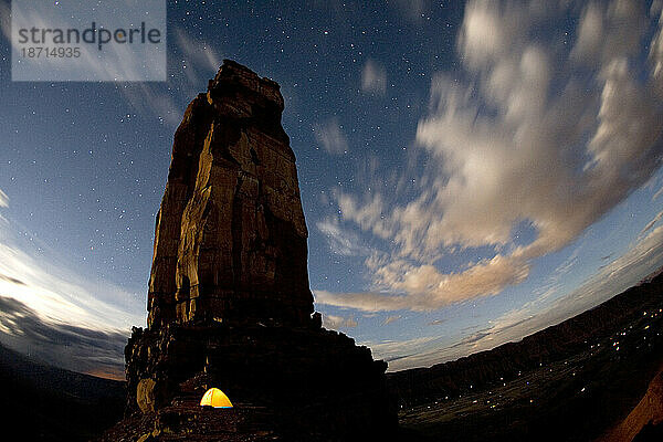 Nachtaufnahme eines Zeltes  aufgenommen beim Rucksackwandern unter dem Castleton Tower in der Nähe von Moab  UT. Castle Valley  UT.