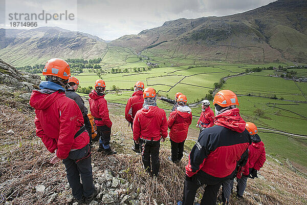 Mitglieder des Bergrettungsteams Langdale/Ambleside trainieren im Langdale Valley  Lake District  Großbritannien.