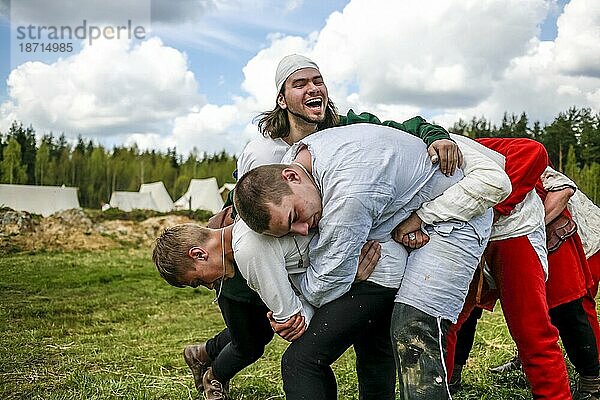 Reenactors ringen bei einem Festival der mittelalterlichen Kultur in Russland