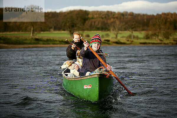 Eine Familie und ihre Hunde machen sich am 22. März 2009 an einem sonnigen  aber kühlen Tag in der Nähe von Ellingstring  North Yorkshire  England  Großbritannien  auf den Weg zu einem Kanuabenteuer.