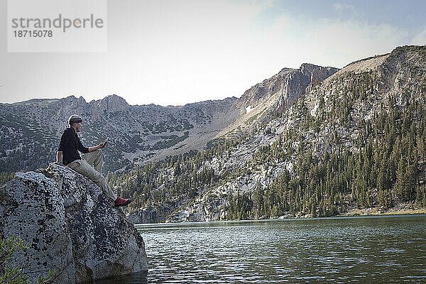Ein Mann liest am Star Lake in den Sierra Nevada Mountains
