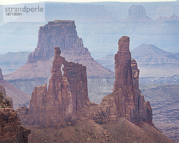 Blick auf die Wäscherin und den Flughafenturm vom Mesa Arch-Aussichtspunkt