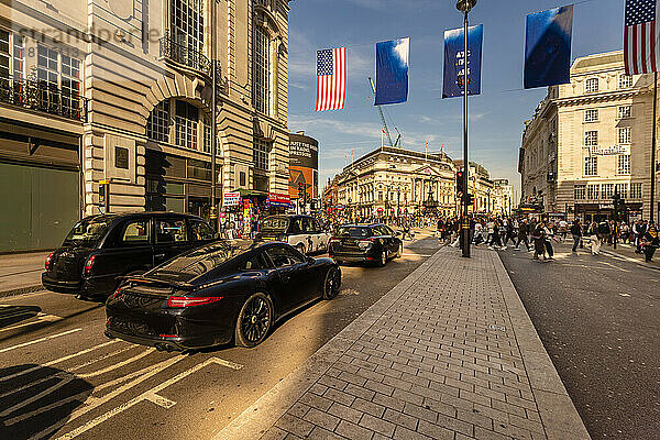 Regent Street mit Picadilly Circus im Hintergrund