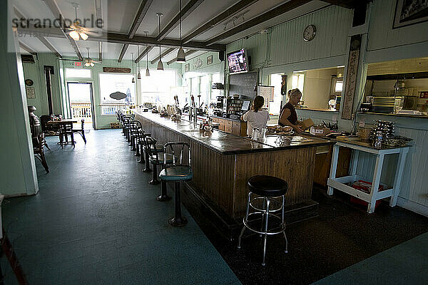 Kellner bereiten die leere Bar für das Abendpublikum in einem lokalen Fischrestaurant in Portland  ME vor.