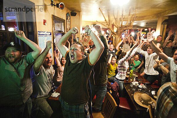 Scharen von Zuschauern verfolgen das WM-Spiel zwischen England und den USA in einem Pub in Boulder  Colorado.