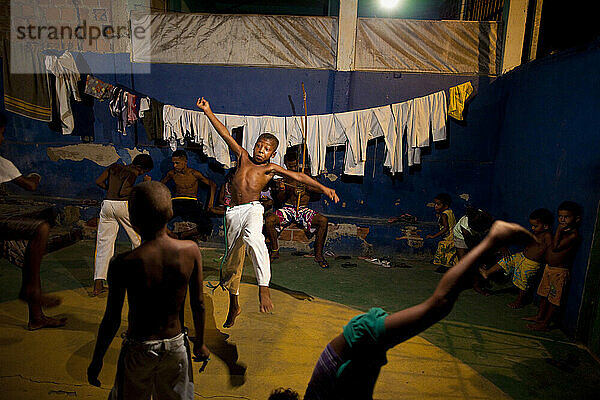 Junge Capoeiristas üben ihre Bewegungen in einem Outdoor-Studio in Salvador  Brasilien.