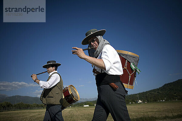 Männer spielen Trommel und Flöte während einer Wallfahrt im Dorf Prado del Rey  Provinz Cádiz  Andalusien  Spanien.