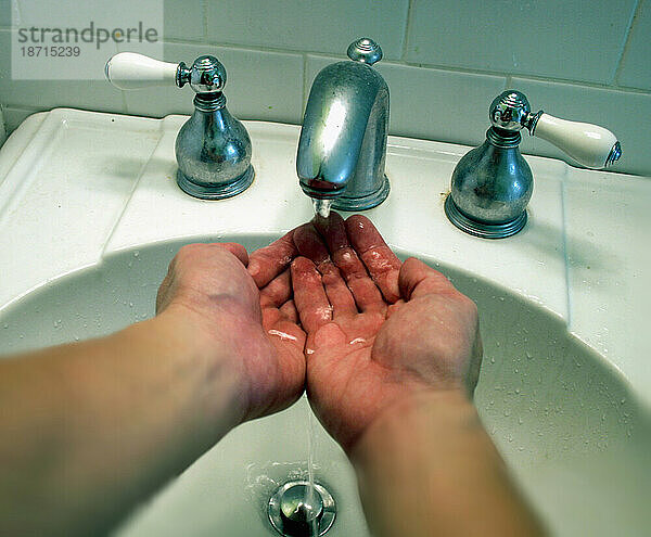 Händewaschen im Waschbecken.