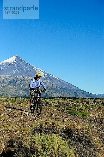 Junger Mann beim Mountainbiken in den Bergen Patagoniens