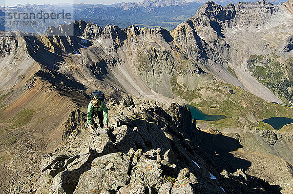 Eine Frau besteigt den Südwestgrat des Mount Sneffels (14.150 Fuß) im Südwesten Colorados.