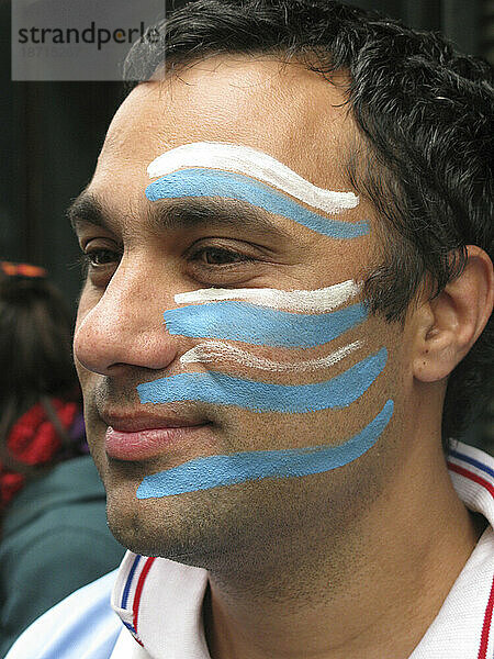 Die aufgemalten Farben Uruguays auf dem Gesicht eines WM-Fußballfans  Montevideo  Uruguay