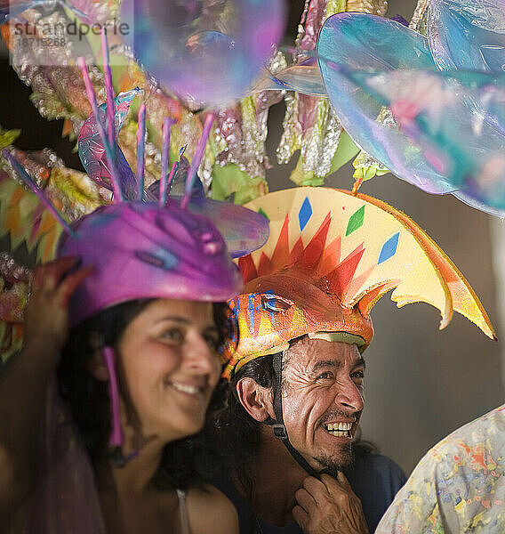 Eine Frau und ein Mann überprüfen ihre Kostüme vor einer Parade in Santa Barbara. Die Parade umfasst extravagante Festwagen.