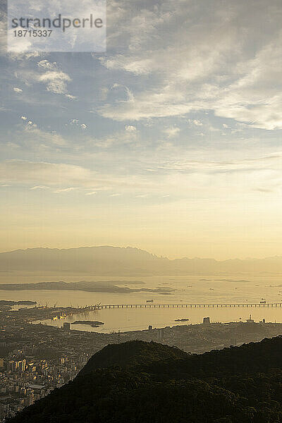 Wunderschöne Sonnenaufgangslandschaft mit Stadt  Bergen und Ocean Bay Bridge