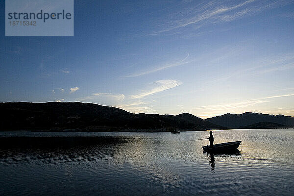 Ein Mann fischt frühmorgens am Lake Dixon in Escondido  Kalifornien  nach Barschen.