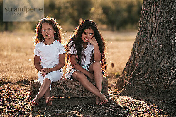 Zwei kleine Mädchen in der Natur  Porträt  Landleben  Familienwochenende