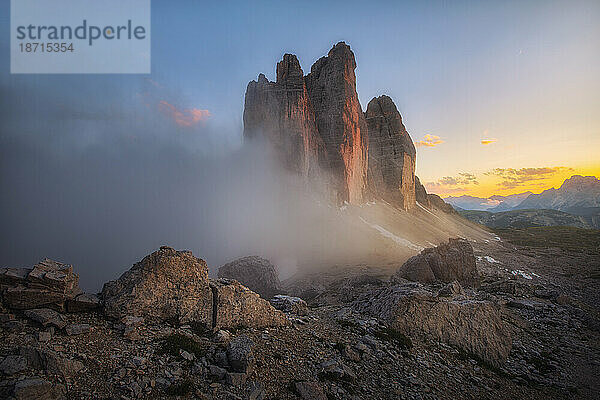 Wolken im epischen Sonnenuntergang auf den Bergen von Tre Cime Di Lavaredo