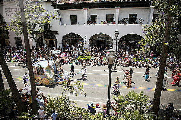 Menschenmassen genießen eine jährliche Parade in Santa Barbara. Die Parade umfasst extravagante Festwagen und Kostüme.