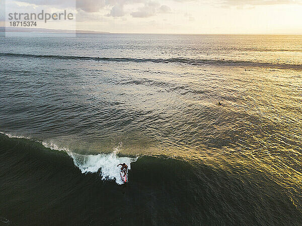 Surfer reitet auf einer Welle  Kuta  Bali  Indonesien