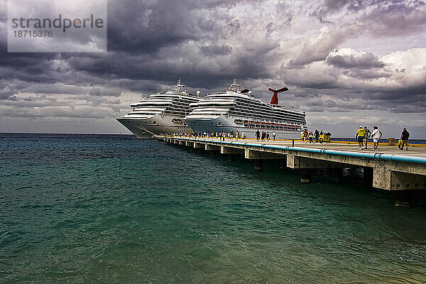 Zwei Kreuzfahrtschiffe legten in Cozumel  Mexiko  an